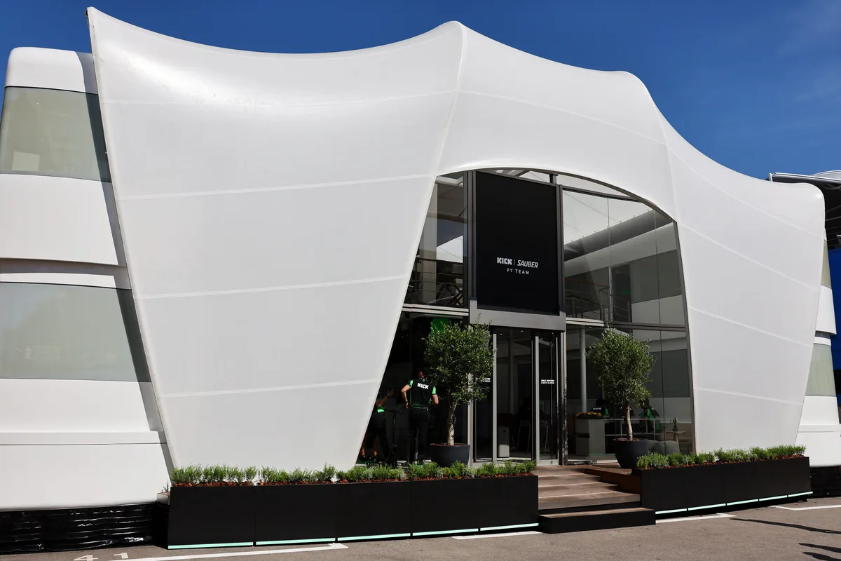 Die Sauber-Hospitality hat nach 20 Saisons ausgedient. Ein weisses Gebäude mit einem Zeltdach